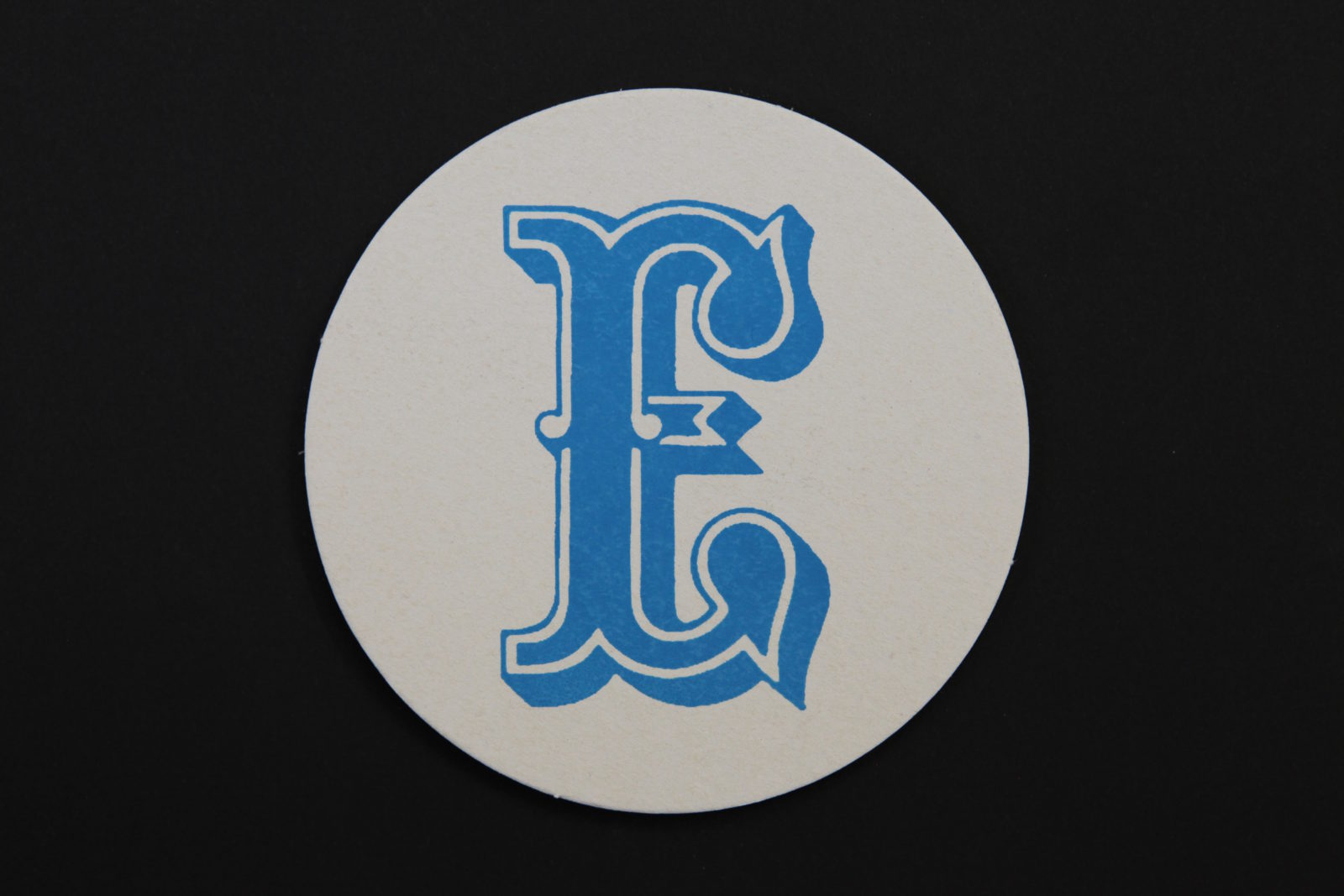 Buchstaben e tuerkis